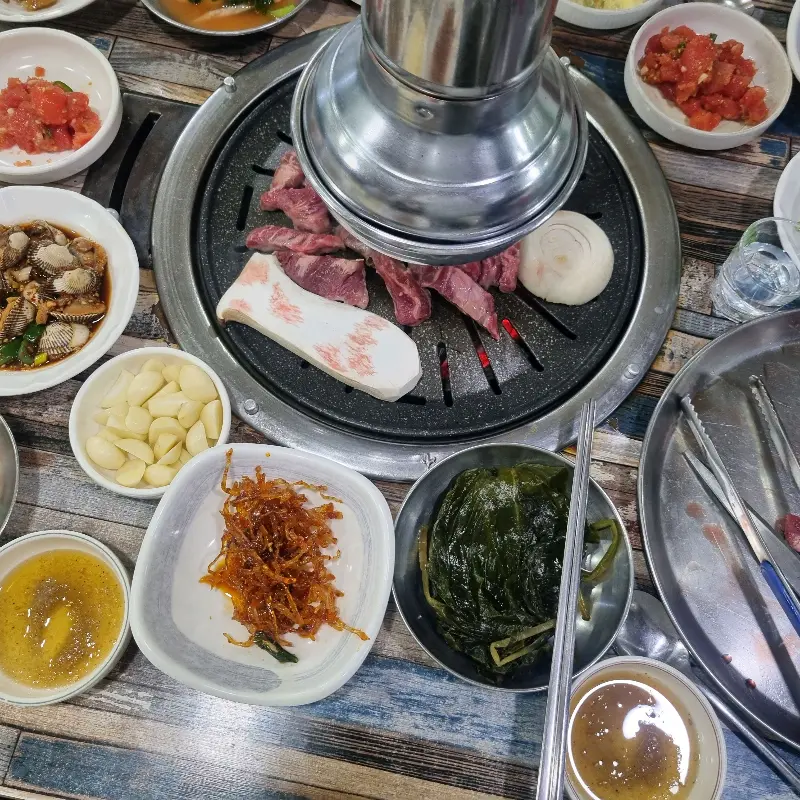 불판 위에서 맛있게 익어가는 고기