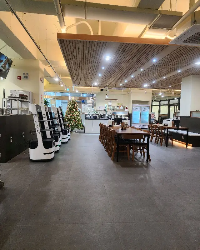 넓고 쾌적한 교동면옥 내부