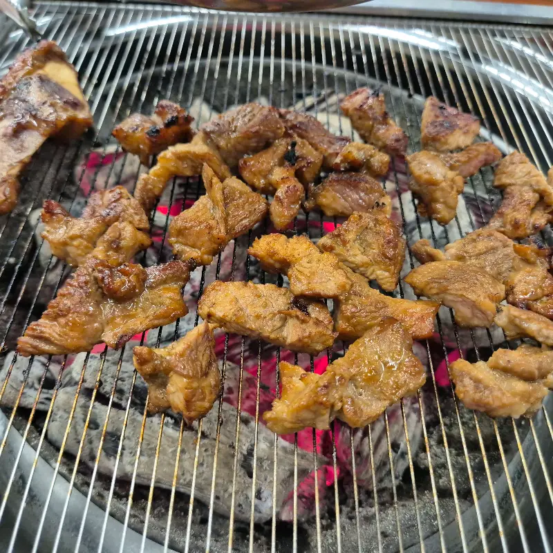 숯불 위에서 맛있게 익어가는 돼지갈비