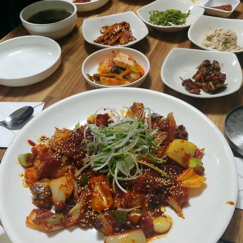 다양한 밑반찬과 흑돼지 석쇠구이