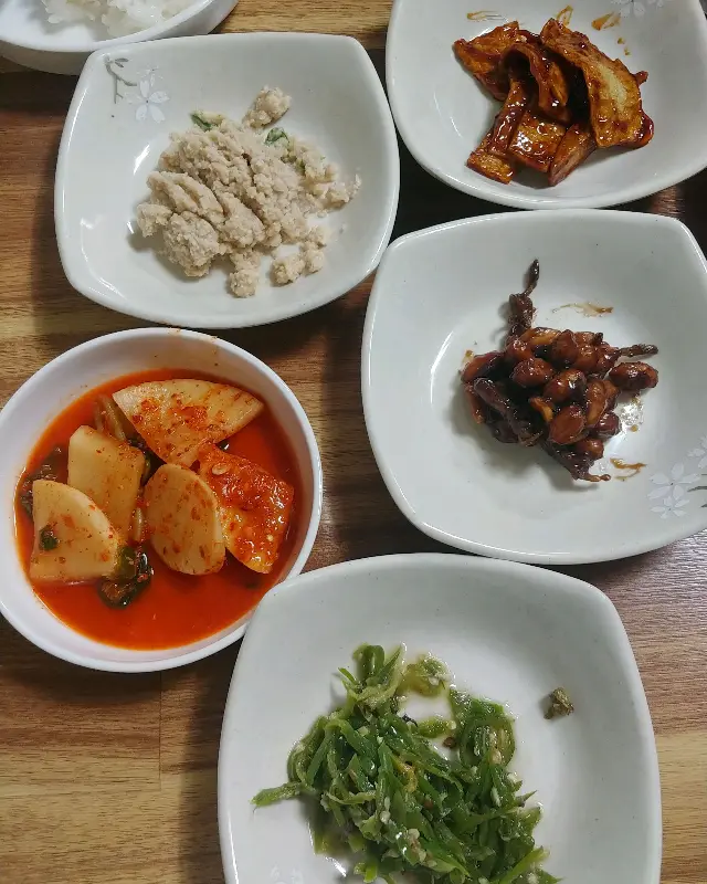 흑돼지 석쇠구이와 다양한 밑반찬 클로즈업