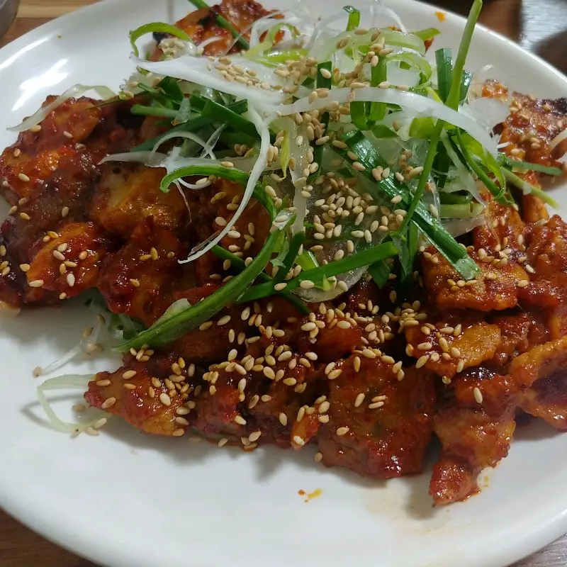 참깨가 듬뿍 뿌려진 흑돼지 석쇠구이 근접샷