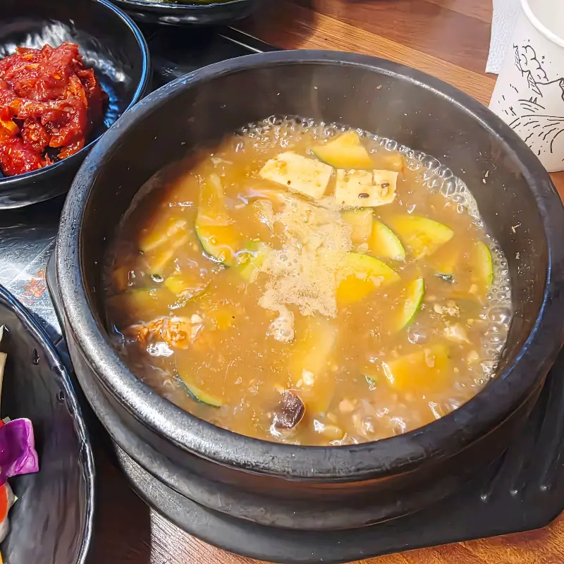 깊고 구수한 된장찌개