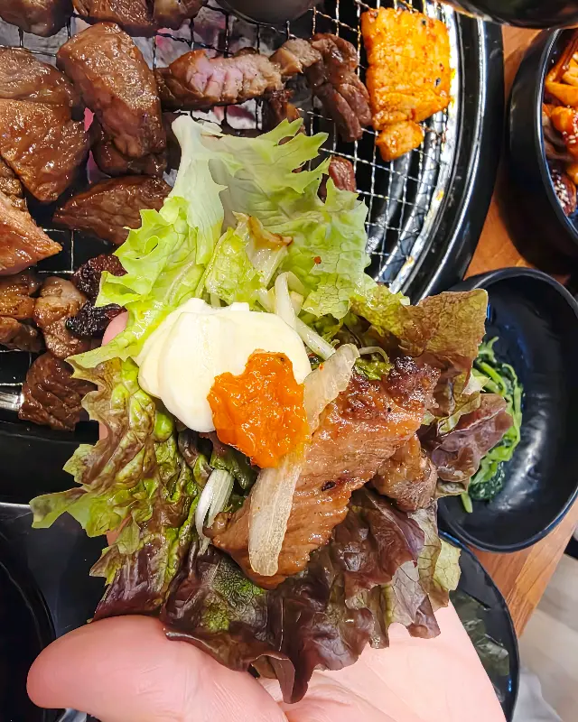 초벌된 돼지갈비와 신선한 쌈 채소