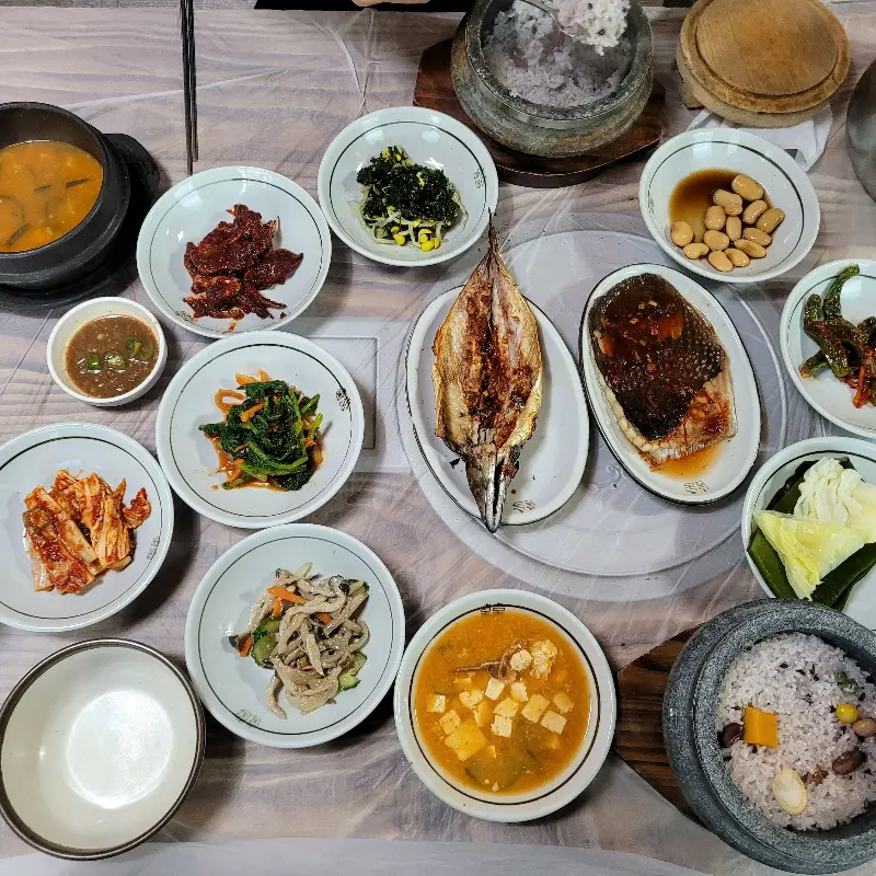 돌솥밥과 다양한 반찬들