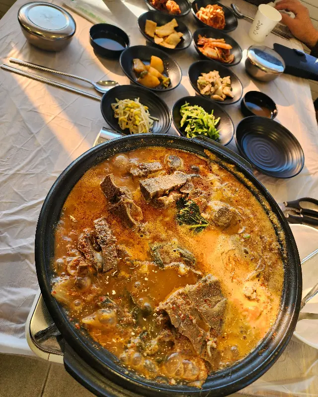 콩비지 감자탕의 얼큰한 비주얼