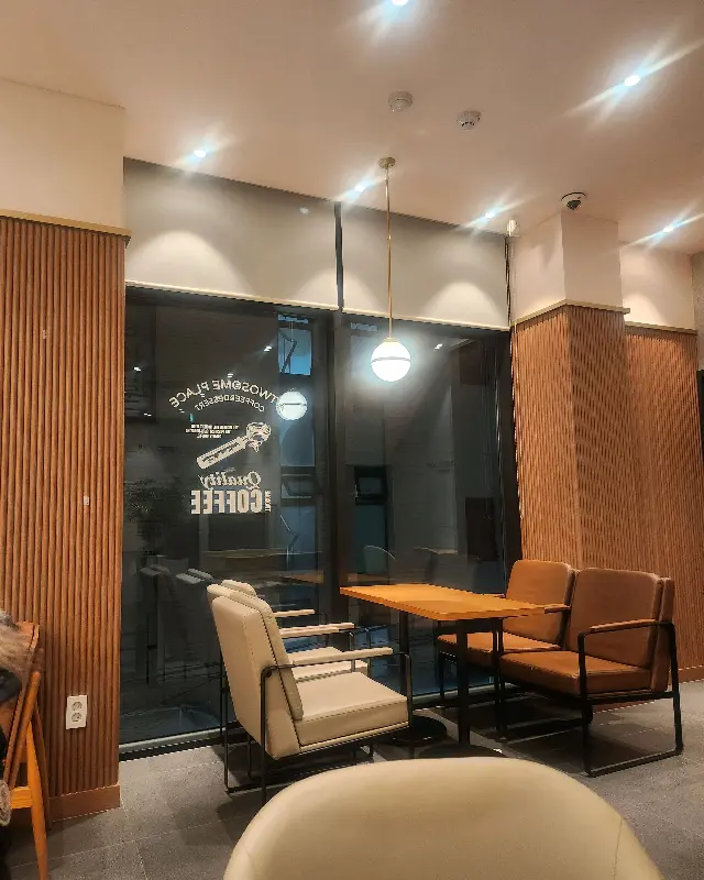 투썸플레이스 서대신점 내부 좌석