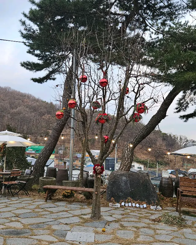 청와살롱 야외 테이블과 장식