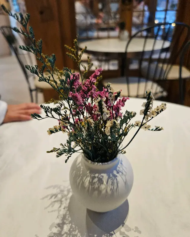 테이블 위의 작은 꽃 장식