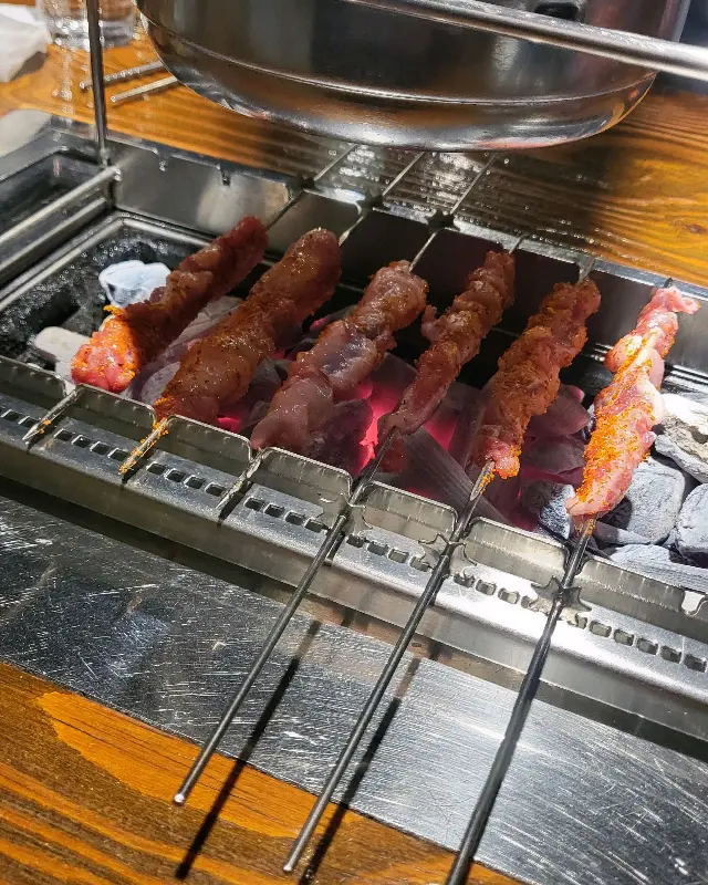 불판 위에서 구워지고 있는 양꼬치