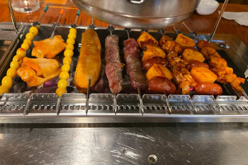 숯불 위에서 익어가는 꼬치들