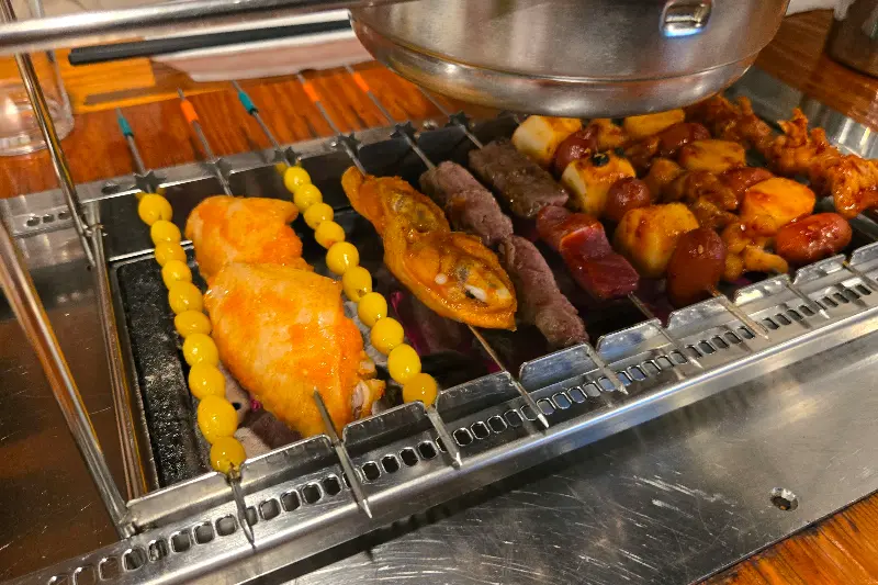 숯불에 구워지는 꼬치의 모습