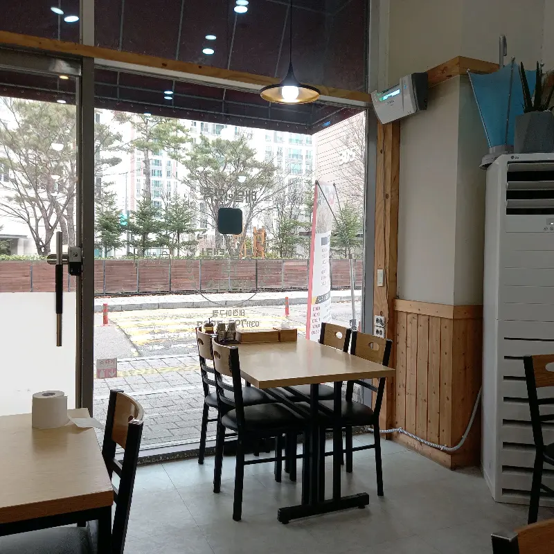 깔끔한 매장 내부