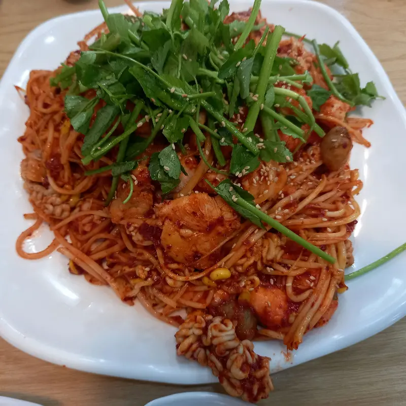 미나리가 듬뿍 올라간 아구찜