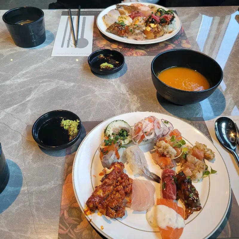 접시에 담긴 다양한 초밥들