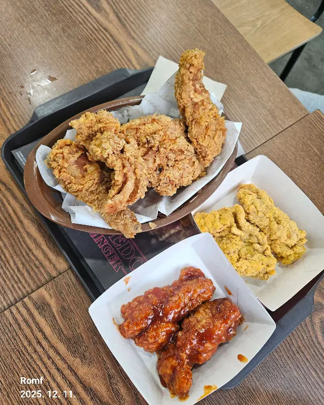 갓 튀겨져 나온 핫크리스피 치킨