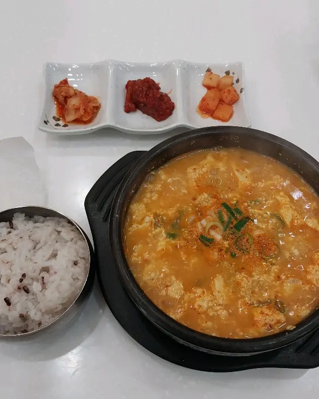 순한두부찌개와 곁들임 반찬