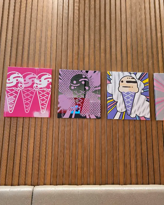 벽면에 걸린 아이스크림 팝아트
