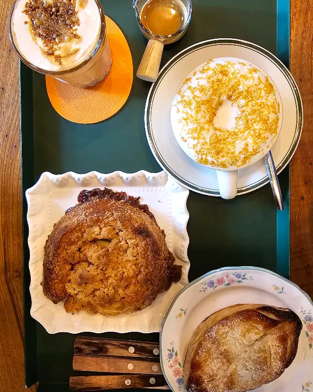 쟁반 위에 놓인 커피와 디저트