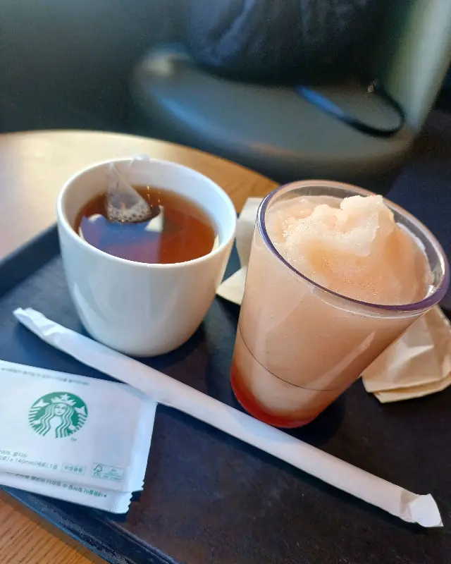 블랙티와 오렌지 주스