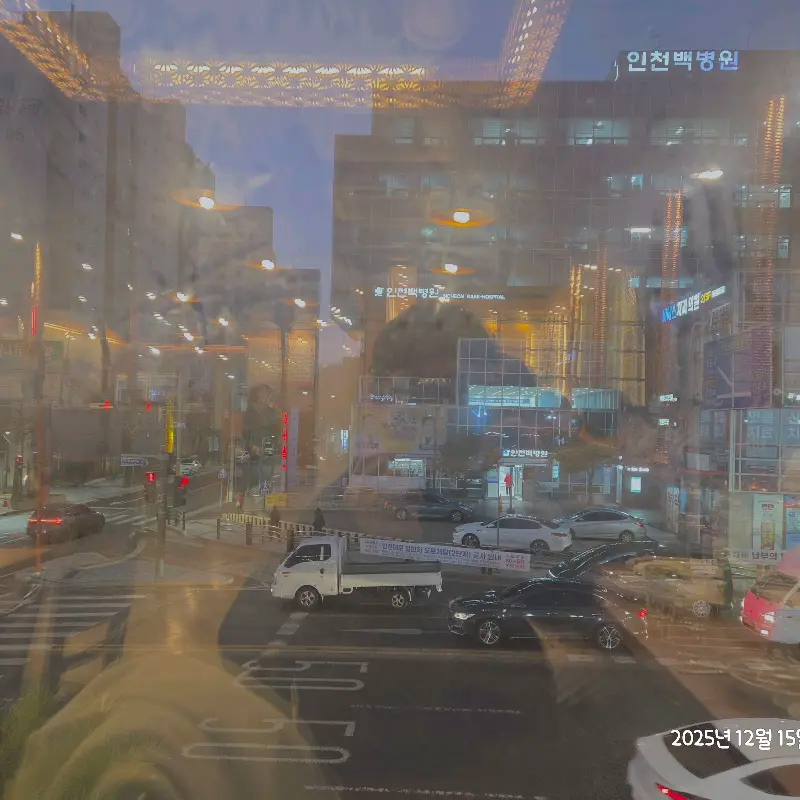 건물 밖에서 보이는 야경