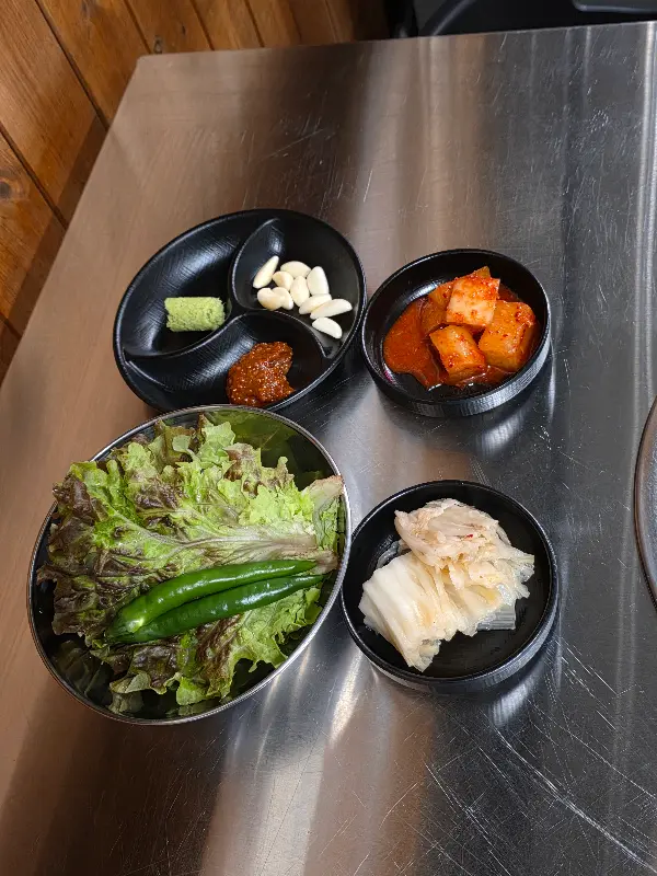 깔끔하게 차려진 밑반찬