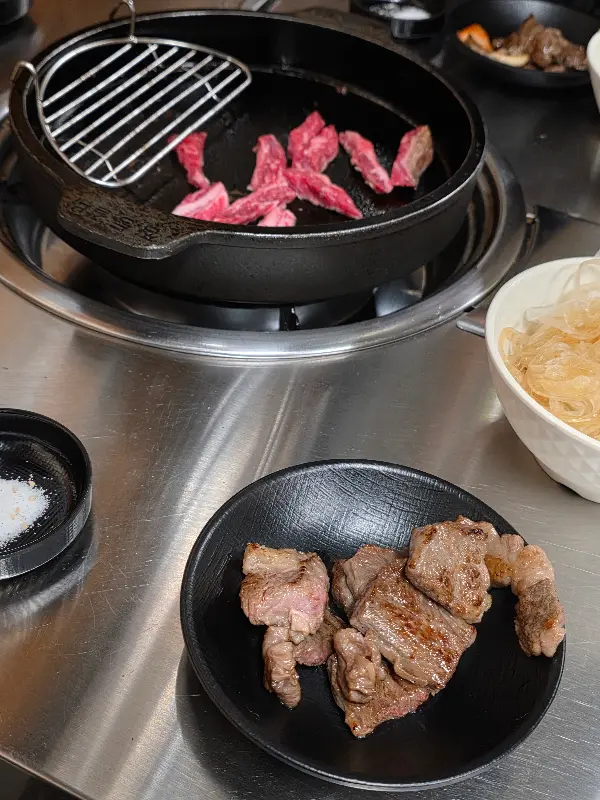 잘 구워진 한우 살치살