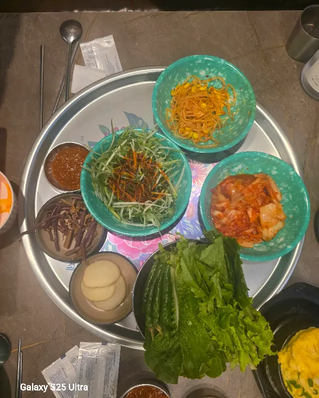 다채로운 쌈 채소와 반찬