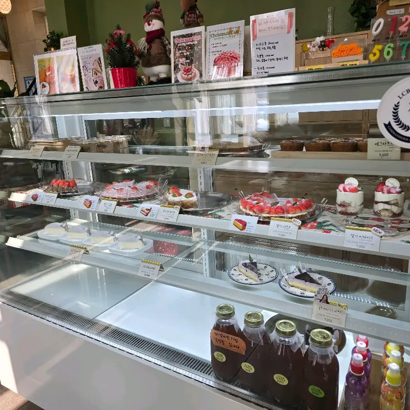 다양한 타르트가 진열된 쇼케이스