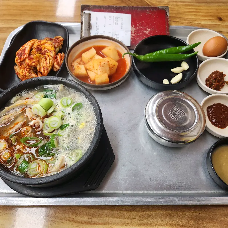 한 상 가득 차려진 음식