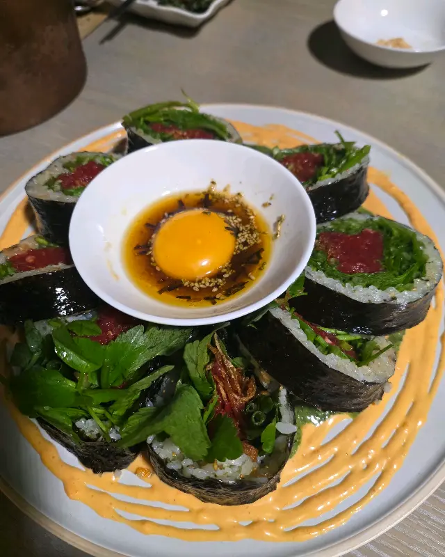 육회 듬뿍 미나리 팔뚝김밥