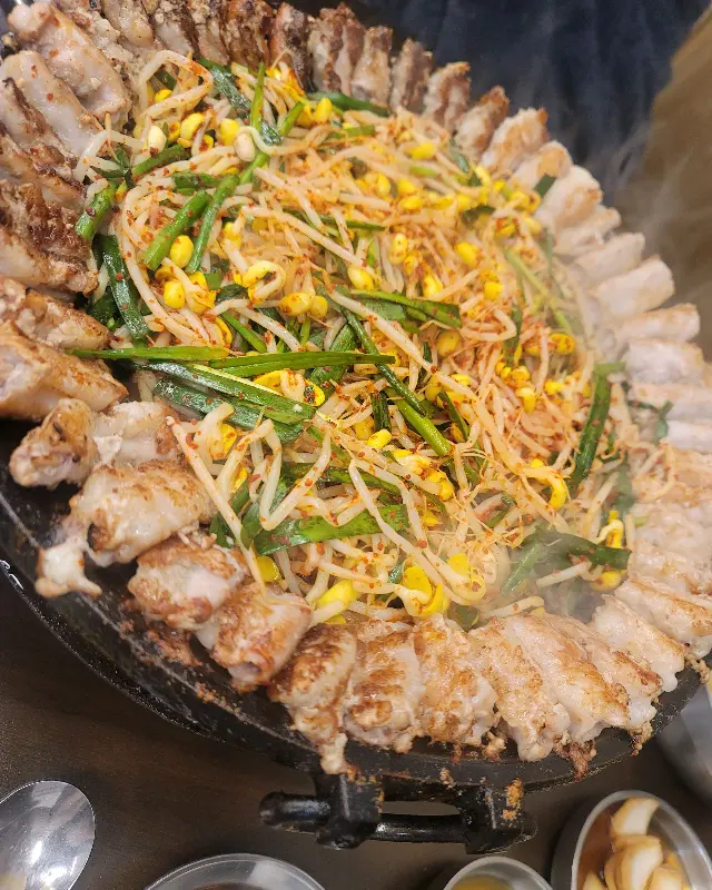 곱창, 막창, 대창이 가득한 불판