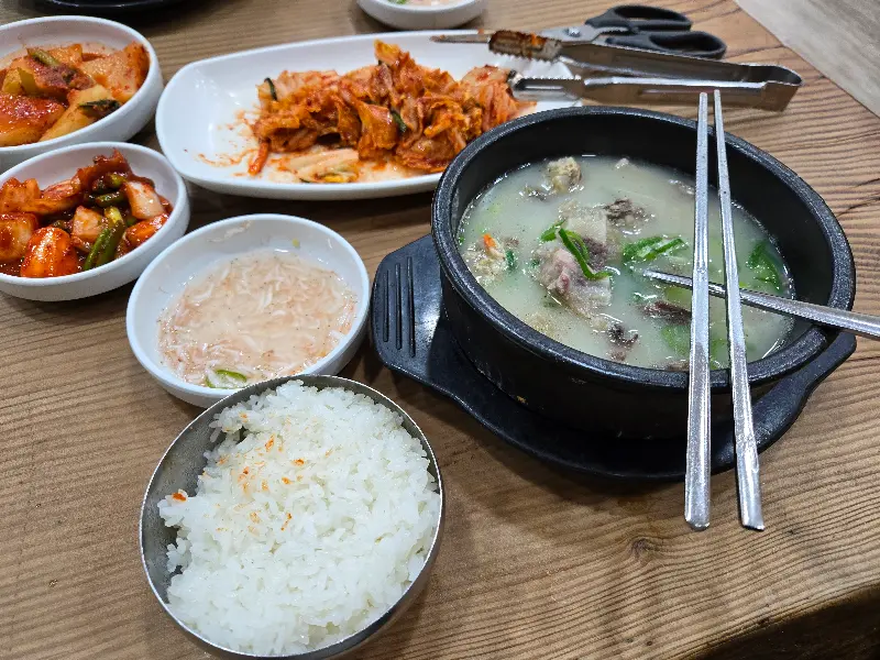 테이블 가득 차려진 순대국 한상차림