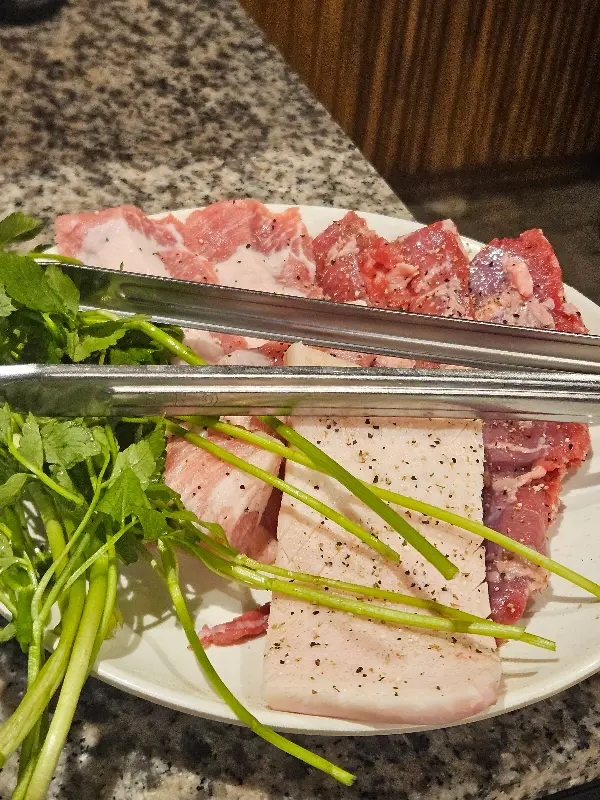 고기 접시에 담겨 나온 신선한 고기