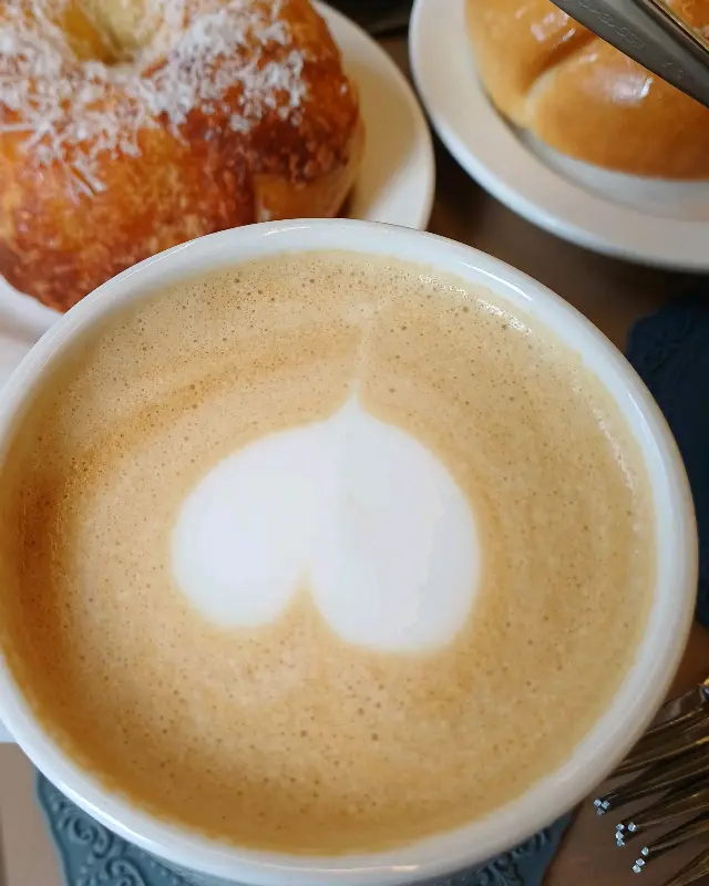 하트 모양 라떼 아트가 인상적인 소이크림라떼