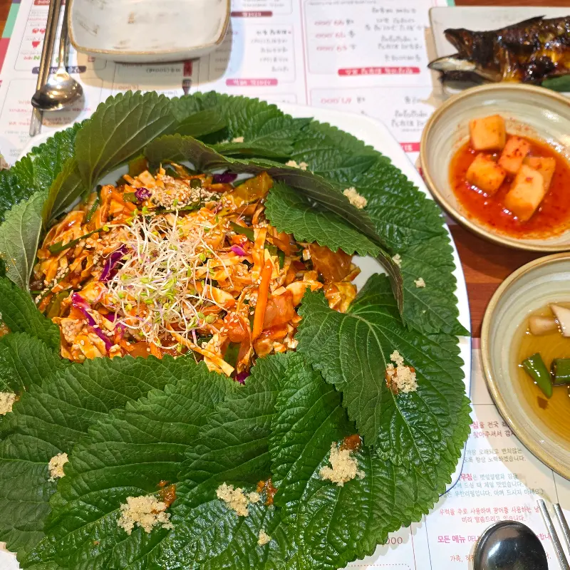 깻잎 위에 회무침을 올려놓은 모습