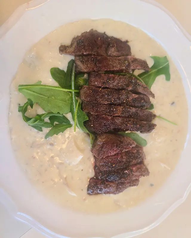 스테이크 크림 리조또의 고급스러운 비주얼