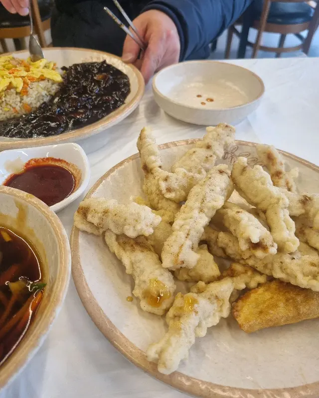 간짜장과 탕수육 한 상 차림