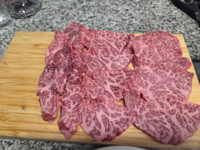마블링이 선명한 소고기의 모습