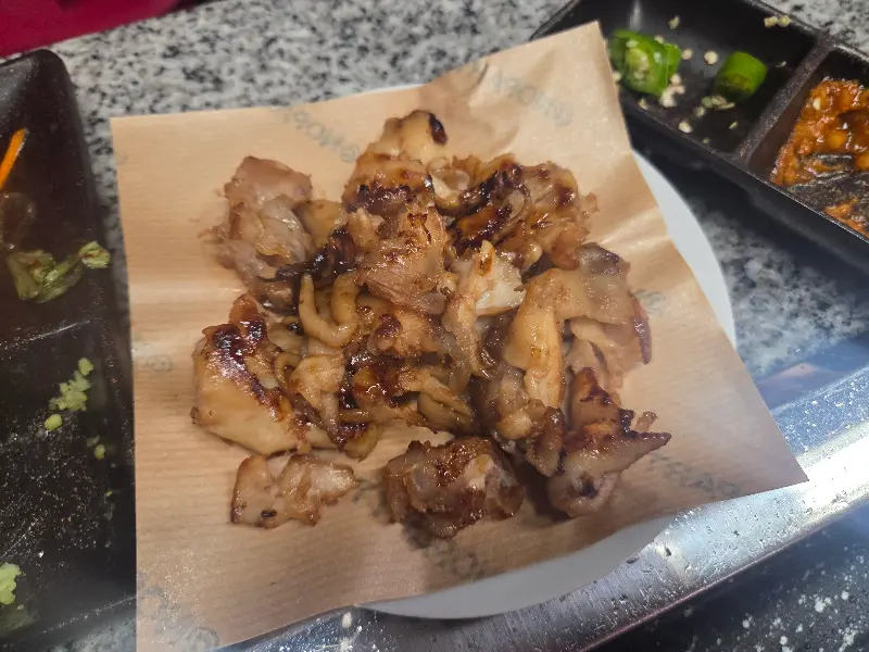 구워진 껍데기가 접시에 담겨 있는 모습