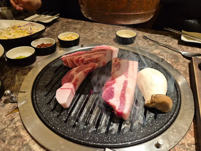 불판 위에 구워지는 흑돼지