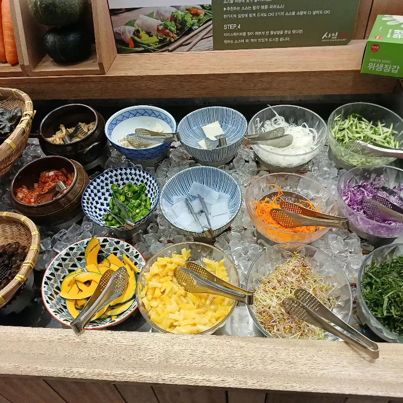 샐러드바 신선한 재료들