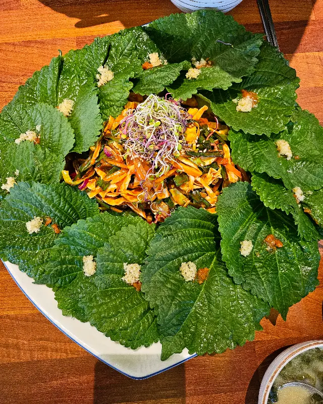 깻잎으로 둘러싸인 회무침의 모습