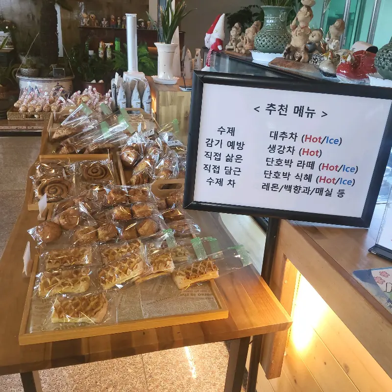 진열된 빵들의 모습