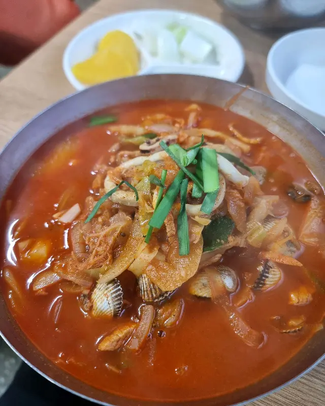 푸짐한 꼬막짬뽕 한 그릇