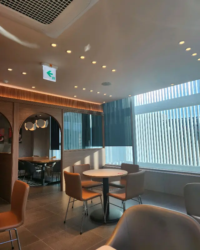 투썸플레이스 마산호계점 내부 모습