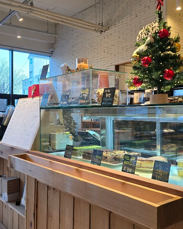 커피와 크리스마스 장식