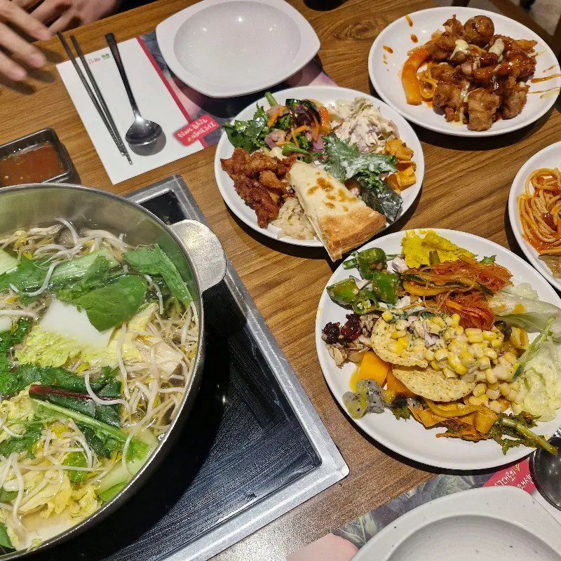 샐러드바 음식들