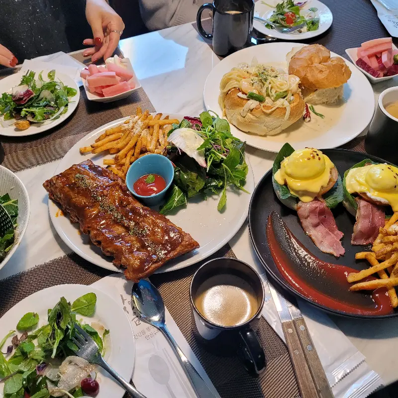 테이블 가득 차려진 음식 사진