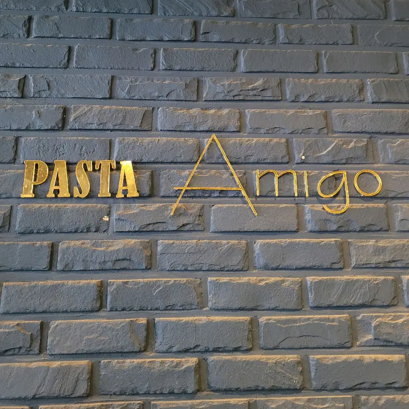 벽면에 부착된 PASTA Amigo 간판
